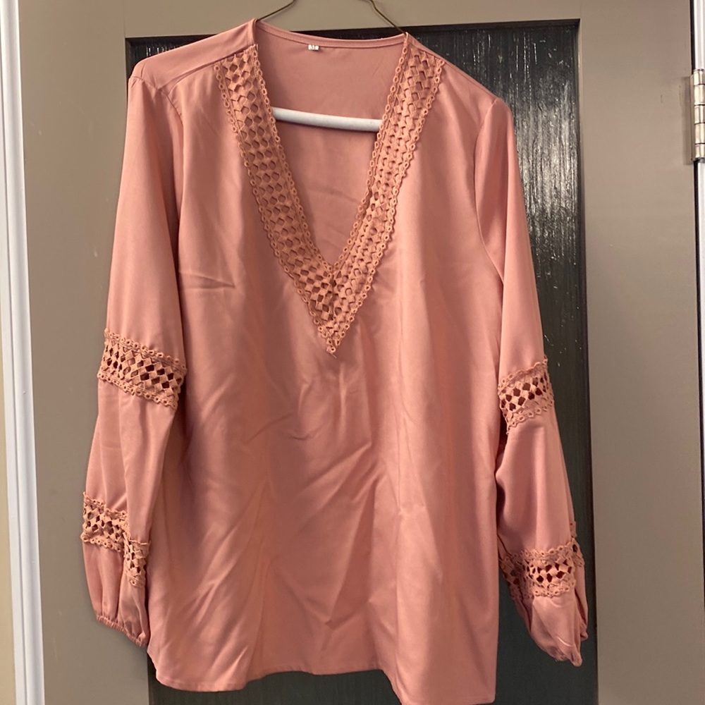 🌺Rose cut out detailed Top🌺